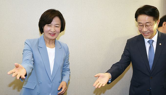 더불어민주당 추미애(오른쪽), 조정식 국회의장 후보가 12일 서울 여의도의 한 식당에서 국회의장 후보 단일화를 논의하기 위해 회동하고 있다. 뉴시스