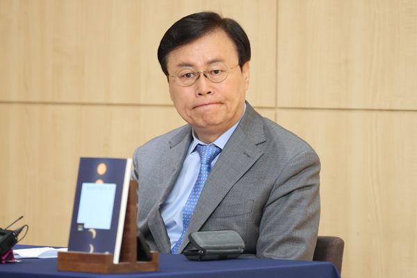 도종환 시인이 14일 서울 마포구 창비서교빌딩에서 열린 시집 '정오에서 가장 먼 시간' 출간 기념 기자간담회에서 인사말을 하고 있다. 연합뉴스