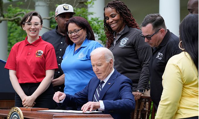 조 바이든 미국 대통령이 14일(현지시간) 워싱턴 백악관 로즈가든에서 중국에서 수입되는 전기차, 배터리, 범용 반도체, 의료 기기, 태양광 장비에 대해 관세를 인상하는 행정명령에 서명하고 있다. 워싱턴=AP연합뉴스