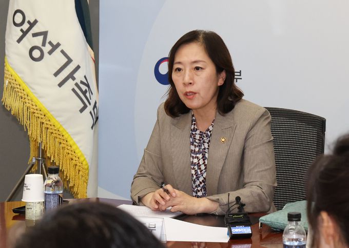 신영숙 여성가족부 차관이 14일 서울 종로구 정부서울청사에서 열린 여성폭력방지위원회 제2전문위원회 회의에서 인사말을 하고 있다. 뉴스1