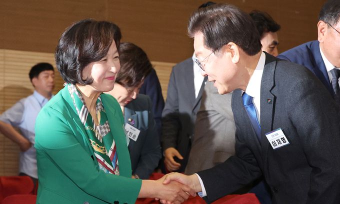 더불어민주당 추미애 당선인(왼쪽), 이재명 대표. 연합뉴스