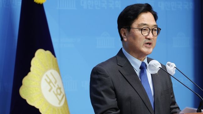 더불어민주당 우원식 의원이 지난 7일 국회에서 국회의장 출마 기자회견을 하고 있다. 연합뉴스