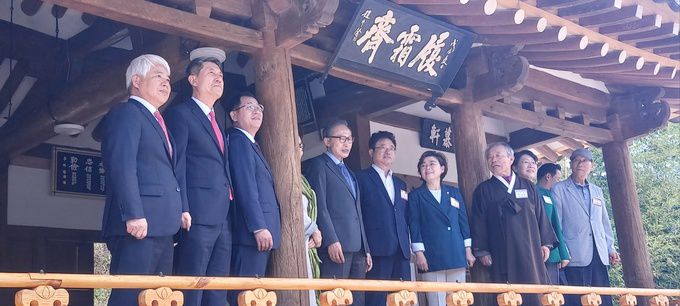 이명박 전 대통령이 종친들과 이상재를 둘러보고 있다.