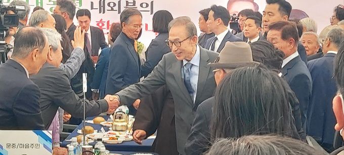 이명박 전 대통령이 시민들과 반갑게 악수를 나누고 있다.