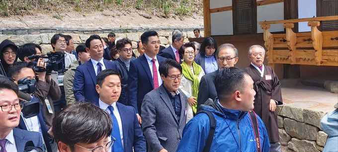 이명박 전 대통령과 김윤옥 여사가 16일 경북 포항시 북구 흥해읍 덕실리를 찾아 경주이씨 재실인 이상재(履霜齋)를 살펴보고 있다.