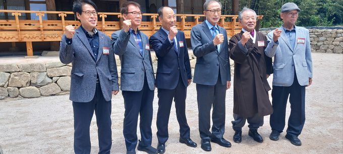 이명박 전 대통령(오른쪽서 세번째)이 종친들과 기념촬영을 하고 있다.