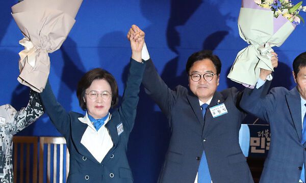 22대 국회 전반기 국회의장 후보로 선출된 더불어민주당 우원식 의원(오른쪽)이 16일 경쟁자였던 추미애 당선인과 함께 기념촬영을 하고 있다. 뉴스1