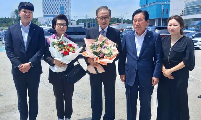 이명박 전 대통령과 김윤옥 여사 등이 17일 포항 송도활어위판장에 도착해 기념촬영을 하고 있다.