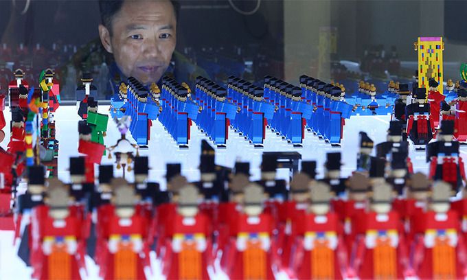 16일 재개관한 서울 종묘 향대청에서 콜린 진 작가가 직접 작업한 '레고 오향 친제반차도'를 바라보고 있다. 연합뉴스