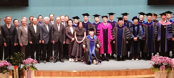 17일 오후 포스텍국제관에서 열린 천신일 ㈜세중 회장의 명예공학박사 학위수여식에서 천신일 회장과 이명박 전 대통령, 천 회장의 친구와 지인, 김성근 포스텍 총장, 이강덕 포항시장 등이 기념촬영을 하고 있다.