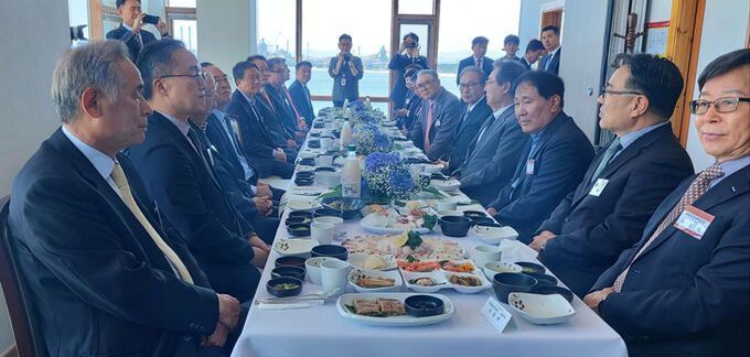 이명박 전 대통령이 17일 최영우, 이무형 전 포항상의 회장 등 경제인들과 오찬간담회를 갖고 있다.