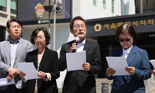 조희연 서울시교육감(오른쪽 두 번째)이 이달 16일 서울 중구 서울시의회 앞에서 열린 ‘서울시 학생인권조례 폐지조례 재의 요구 기자회견’에서 발언하고 있다. 뉴시스
