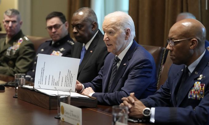 지난 15일(현지시간) 조 바이든 미국 대통령(오른쪽 두번째)이 백악관 국무회의실(캐비넷룸)에서 전투사령관회의를 주재하며 두명의 흑인 참모들 사이에 앉아 있다. 바이든 대통령 왼쪽은 로이드 오스틴 국방장관, 오른쪽은 찰스 퀸턴 브라운 주니어 합참의장이다. 워싱턴=AP연합뉴스
