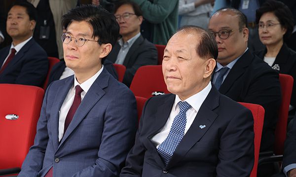 국민의힘 황우여 비상대책위원장(오른쪽)과 조정훈 총선 백서 특별위원장. 뉴스1