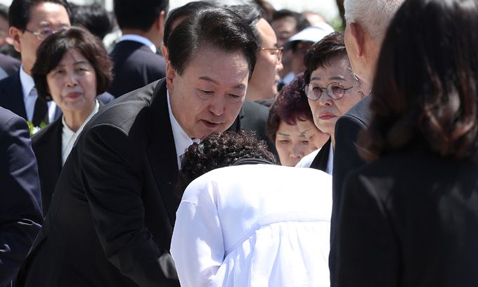 윤석열 대통령이 18일 광주시 북구 국립5·18민주묘지에서 열린 제44주년 5·18민주화운동 기념식이 끝난 뒤 오월어머니 회원들과 인사하고 있다. 대통령실통신사진기자단