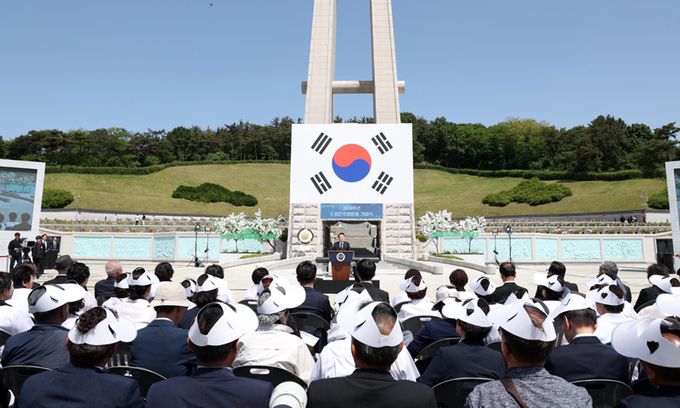 윤석열 대통령이 18일 광주 북구 국립5·18민주묘지에서 열린 제44주년 5·18민주화운동 기념식에서 기념사를 하고 있다. 뉴시스