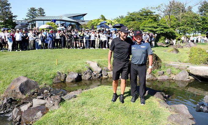 ‘행운의 섬’에서 기념샷 최경주(오른쪽)가 KPGA 투어 SK텔레콤 오픈에서 우승한 뒤 1차 연장 두 번째 샷이 떨어진 해저드 사이 작은 섬에 올라서 기념촬영을 하고 있다. KPGA 제공