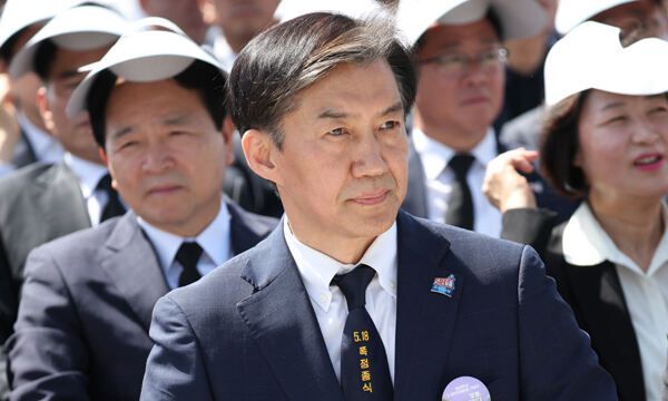 조국혁신당 조국 대표가 18일 광주시 북구 국립5·18민주묘지에서 열린 제44주년 5·18민주화운동 기념식에서 '5.18 폭정종식'이 수놓인 넥타이를 착용하고 있다. 대통령실통신사진기자단