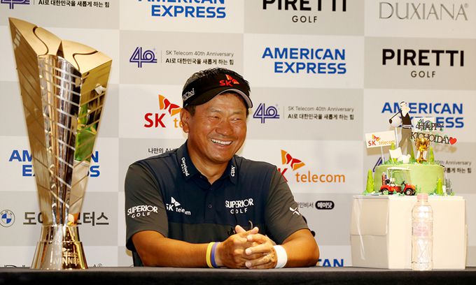 54번째 자축 ‘생일선물’ 최경주가 19일 제주도 서귀포시 핀스크 골프클럽에서 열린 KPGA 투어 SK텔레콤 오픈에서 우승한 뒤 트로피, 생일 케이크와 함께 기자회견장에 등장해 환하게 웃고 있다. KPGA 제공