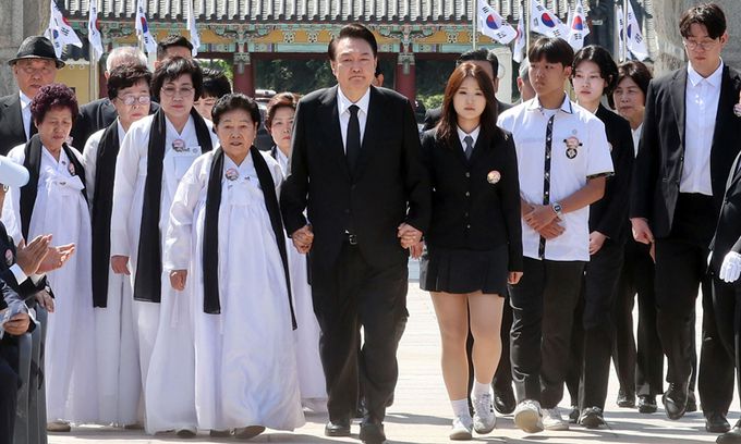 尹 “5월 정신, 대한민국 자유의 토대”… 개헌은 ‘침묵’ 윤석열 대통령이 18일 광주 북구 국립 5·18민주묘지에서 열린 제44주년 5·18민주화운동 기념식에 5·18민주유공자 및 유족들과 함께 손을 잡고 민주의문을 통해 입장하고 있다. 남정탁 기자