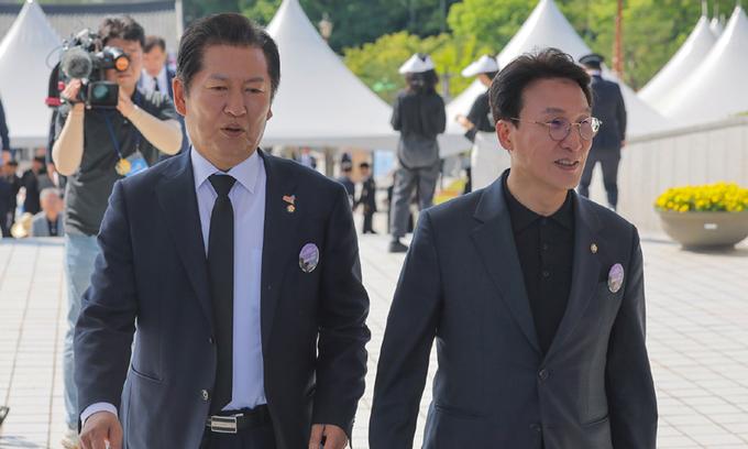 지난 18일 더불어민주당 정청래 의원(왼쪽)과 김민석 의원이 광주 북구 국립5·18민주묘지에서 열린 5·18민주화운동 제44주년 기념식에 입장하고 있다. 공동취재사진