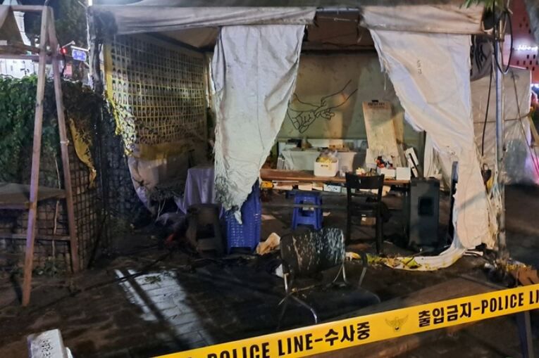 전북 전주시 완산구 전동 한옥마을 인근 풍남문 광장에 설치된 세월호 분향소에서 화재가 발생해 일부 천막 등이 소실돼 있다. 전북소방본부 제공