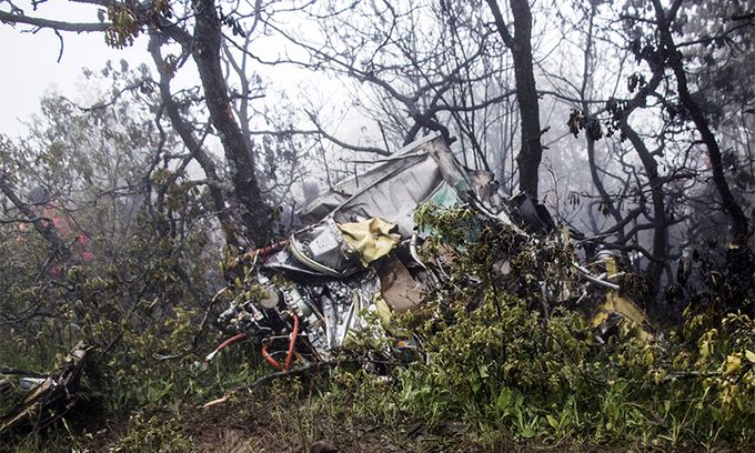 흩어진 잔해 에브라힘 라이시 이란 대통령 일행을 태우고 가다 추락한 헬리콥터의 잔해가 20일(현지시간) 이란 동아제르바이잔주 산악 지대의 울창한 숲속에 흩어져 있다. 디즈마르=EPA연합뉴스