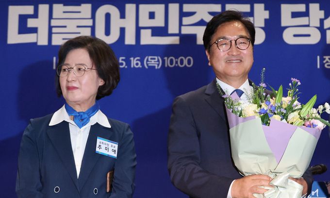 더불어민주당 국회의장 후보로 선출된 우원식 의원이 지난 16일 국회 의원회관에서 열린 제22대 전반기 국회의장단 후보 선출을 위한 당선자 총회에서 꽃다발을 받고서 환하게 웃고 있다. 연합뉴스