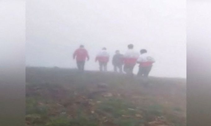 19일(현지시간) 에브라힘 라이시 이란 대통령이 탄 헬기가 동아제르바이잔주에 비상착륙해 현지 구조대가 사고 현장으로 가는 장면. 이란 국영방송 IRINN 캡처