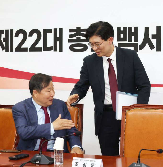 국민의힘 조정훈 총선백서TF 위원장(오른쪽)과 이철규 의원이 17일 오후 국회에서 열린 제22대 총선백서 특별위원회 전체 회의에 참석해 인사하고 있다.   연합뉴스