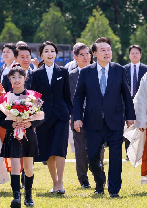 윤석열 대통령과 김건희 여사가 지난 19일 양주 회암사지에서 열린 ‘회암사 사리 이운 기념 문화축제 및 삼대화상 다례재’에 참석하고 있다. 대통령실통신사진기자단