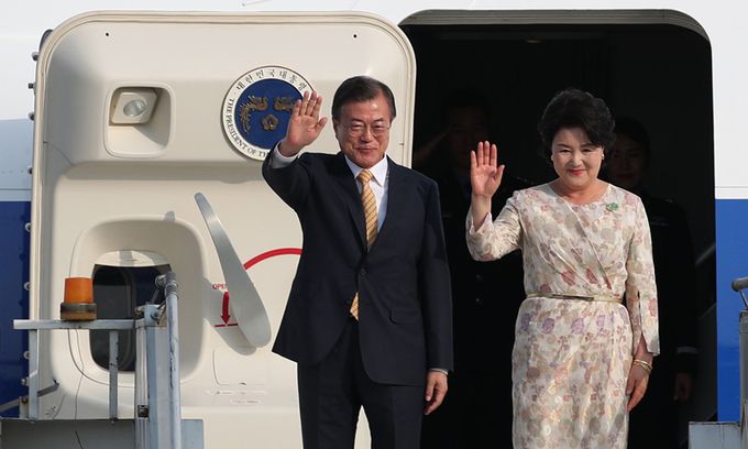 문재인 전 대통령(왼쪽), 부인 김정숙 여사. 연합뉴스