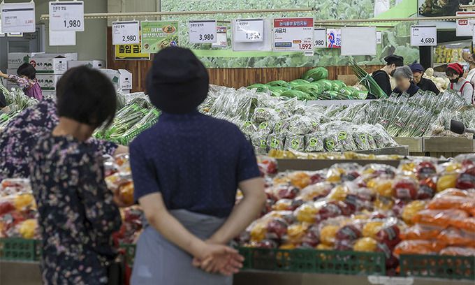 22일 서울의 한 대형마트에서 시민들이 장을 보고 있다. 뉴시스