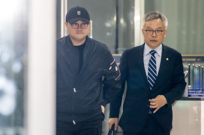 뺑소니 혐의와 음주 운전 의혹을 받는 트로트 가수 김호중이 21일 오후 서울 강남경찰서에서 조사를 마치고 나오고 있다.    공동취재