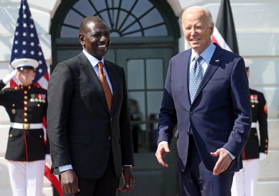 조 바이든 미국 대통령(오른쪽)이 22일(현지시간) 백악관에서 미국을 국빈으로 방문한 윌리엄 루토 케냐 대통령을 환영하고 있다. 로이터연합뉴스