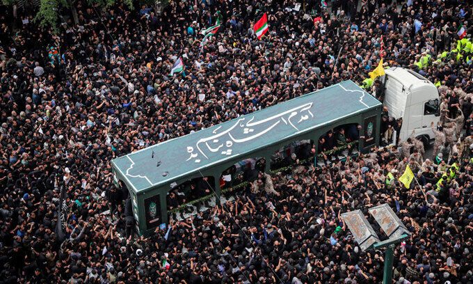 23일(현지시간) 이슬람 시아파 성지 이란 마슈하드에서 에브라힘 라이시 대통령 시신을 실은 운구차량이 인파를 뚫고 매장지로 향하고 있다. IRNA 통신 제공, 연합뉴스