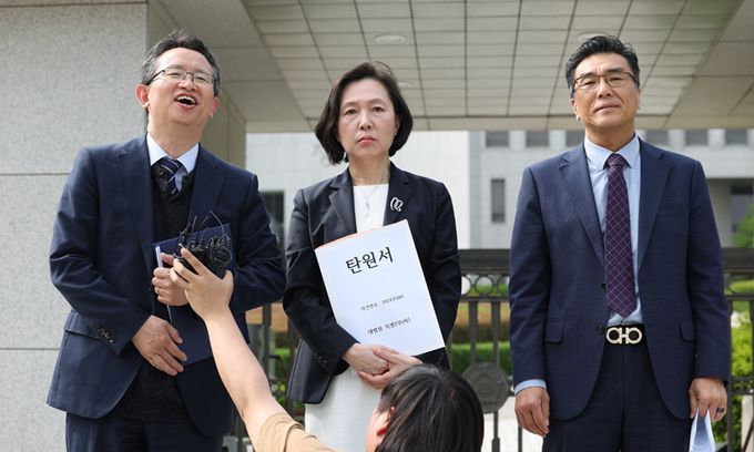 전국의과대학교수협의회(전의교협)이 24일 서울 서초구 대법원 앞에서 의대 증원 취소를 촉구하며 연 '대법원 탄원서 접수 및 기자회견'에서 오세옥 부산대의대 교수협의회장(왼쪽)이 발언하고 있다. 연합뉴스