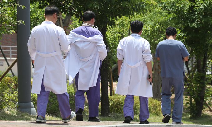 의대 증원을 둘러싼 의·정 갈등이 3개월을 넘으며 의료 공백이 장기화하는 가운데 한 대학병원에서 의료진이 이동하고 있다. 뉴스1