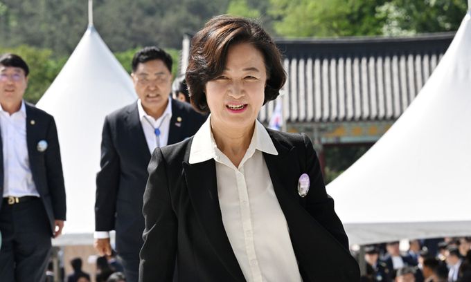 더불어민주당 추미애 국회의원 당선인이 지난 18일 광주 북구 국립 5·18민주묘지에서 열린 5·18민주화운동 제44주년 기념식에 입장하고 있다. 공동취재사진