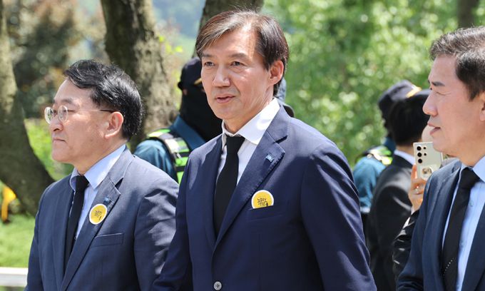 고 노무현 전 대통령 서거 15주기인 지난 23일 경남 김해시 진영읍 봉하마을에서 열린 추도식에 조국혁신당 조국 대표가 참석하고 있다. 공동취재사진
