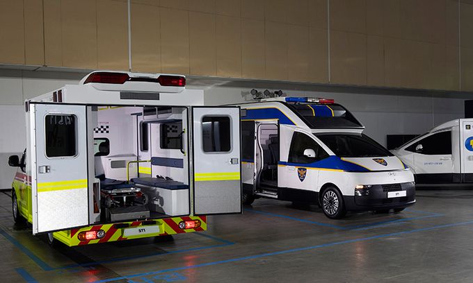 ST1을 응급 구조차(왼쪽), 경찰 작전차로 만든 모습. 현대차 제공