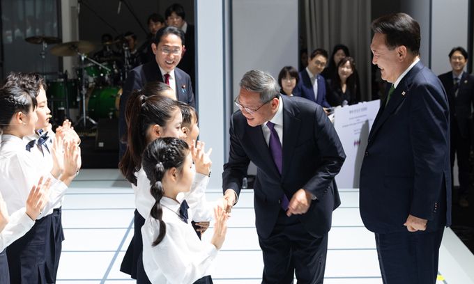 윤석열 대통령과 기시다 후미오 일본 총리, 리창 중국 국무원 총리가 26일 서울 종로구 국립현대미술관 서울관에서 열린 제9차 한일중 정상회의 환영만찬에서 식전 공연을 마친 3국 어린이합창단을 격려하고 있다. 대통령실 제공