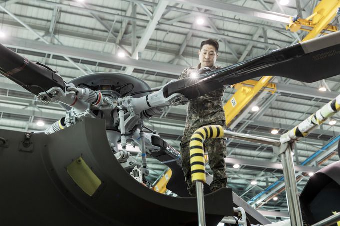 수리온 최종호기 전력화 부대 소속 정비관이 수리온을 점검하고 있다. 육군 제공