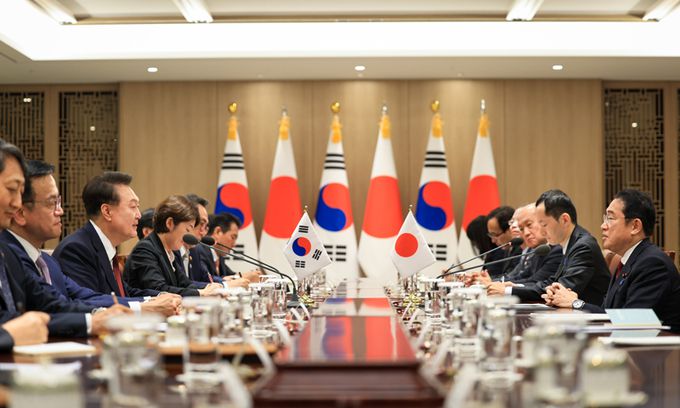 윤석열 대통령이 26일 서울 용산 대통령실에서 기시다 후미오 일본 총리와 한일 정상회담을 하고 있다. 대통령실 제공