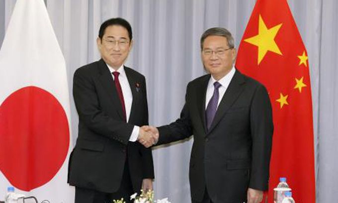 한중일 정상회의 참석차 방한한 기시다 후미오 일본 총리(왼쪽)와 리창 중국 국무원 총리가 26일 서울 종로구 국립현대미술관에서 열린 양자회담에 앞서 악수하고 있다. 연합뉴스