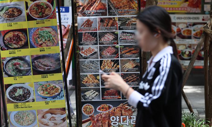먹거리 물가 상승률이 7개 분기째 처분가능소득(가처분소득) 증가율보다 높게 나타나며 소비자 부담이 지속된 것으로 나타났다. 사진은 27일 서울 시내 한 거리에 놓인 음식점들의 메뉴 홍보물. 연합뉴스