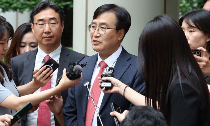 노소영 아트센터 나비 관장 측 법률대리인인 김기정 변호사가 30일 오후 서울 서초구 서울고등법원에서 열린 '최태원 SK그룹 회장과 노소영 관장의 이혼소송 항소심 선고 공판'을 마친 후 취재진의 질문에 답변하고 있다. 뉴시스