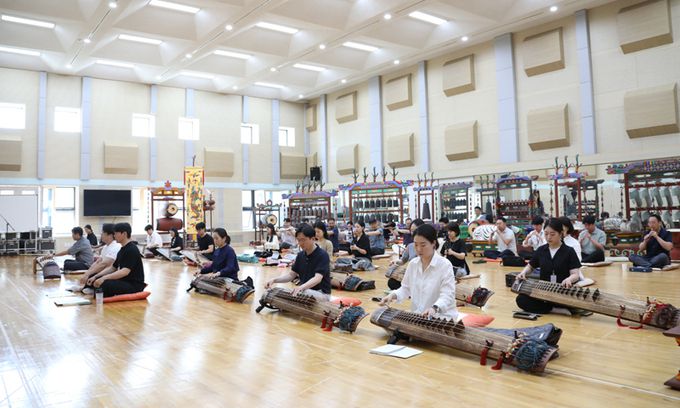 국악원 정악단이 청년 교육단원들과 함께 종묘제례악 합주 연습을 하는 모습.