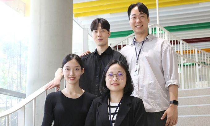 국립국악원 청년 교육단원 유준원(뒷줄 오른쪽부터 시계방향)·김혜원·유기량·임윤수가 지난 5월 29일 국악원 예인마루에서 포즈를 취하고 있다. 국립국악원 제공