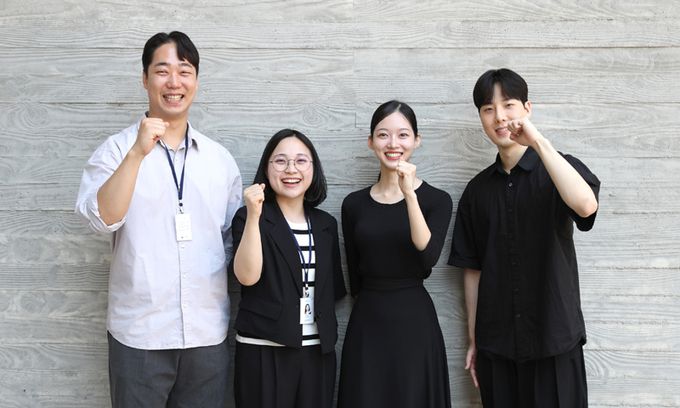 국립국악원 청년 교육단원 유준원·김혜원(왼쪽부터 정악단)·유기량·임윤수(무용단)가 지난 5월 29일 연습을 마친 후 파이팅을 외치고 있다. 국립국악원 제공